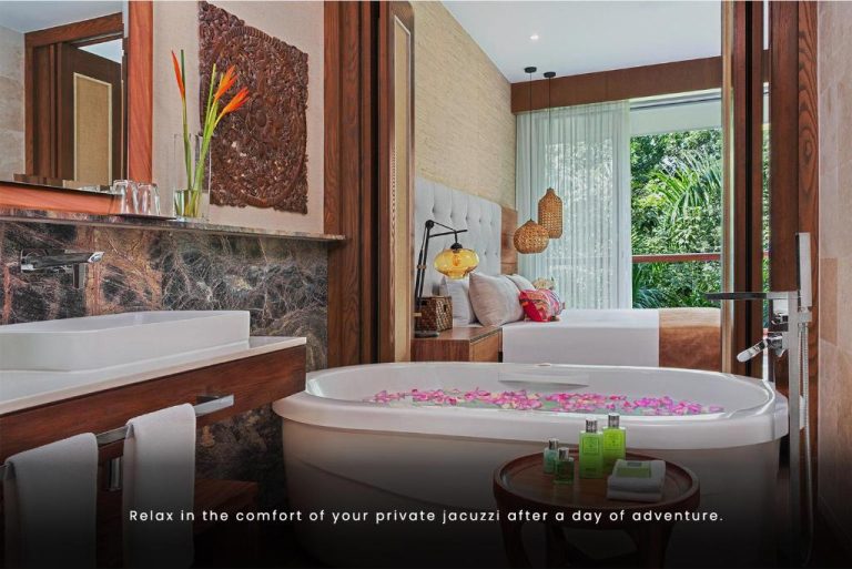 Jacuzzi privado con pétalos de rosa en habitación de lujo del Jungala Hotel VidantaWorld Riviera Maya