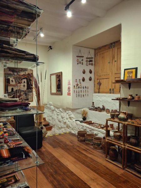 Tienda de artesanías con cerámica, textiles y decoración andina en Casona La Recoleta