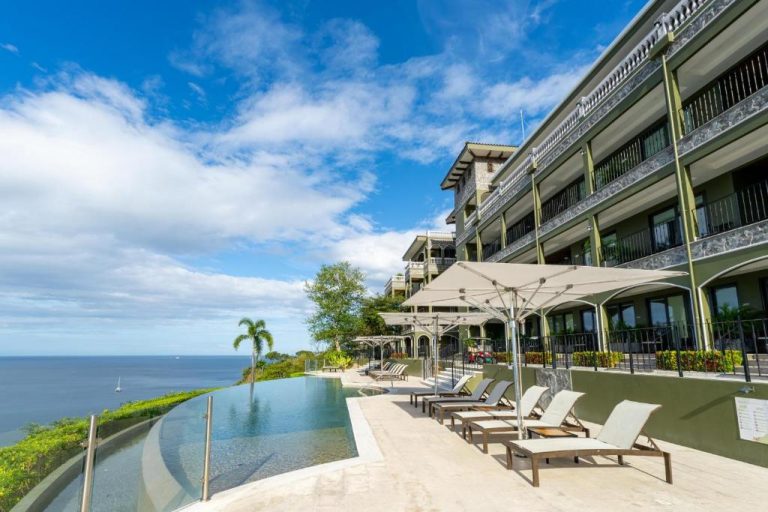 Piscina infinita con tumbonas y vista al océano Pacífico en 360 Splendor Del Pacifico Residences