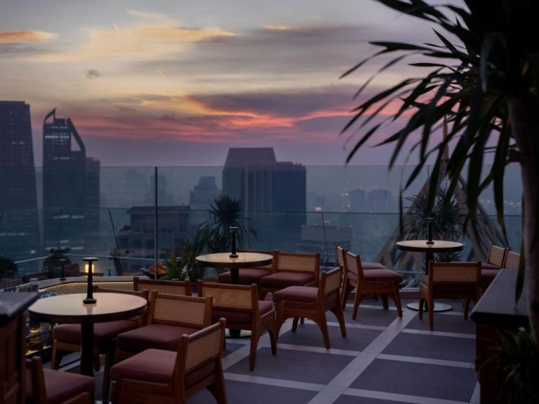 Terraza rooftop del Dusit Thani Bangkok con vistas panorámicas a la ciudad durante el atardecer
