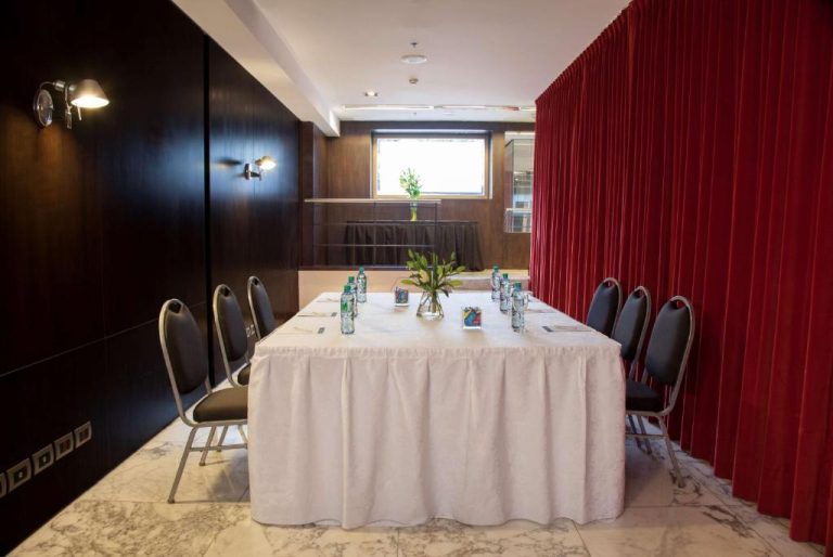 Sala de reuniones con mesa central y sillas del NH Buenos Aires Tango, ideal para eventos corporativos