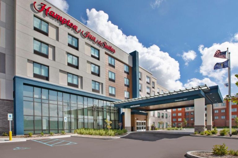 Fachada principal y entrada del Hampton Inn & Suites Indianapolis South Greenwood con aparcamiento