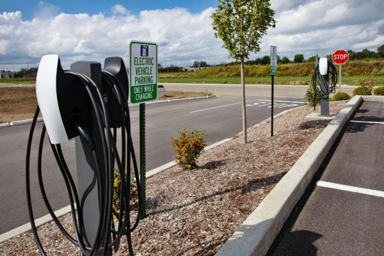 Estaciones de carga para vehículos eléctricos en el aparcamiento del Hampton Inn & Suites Indianapolis South Greenwood