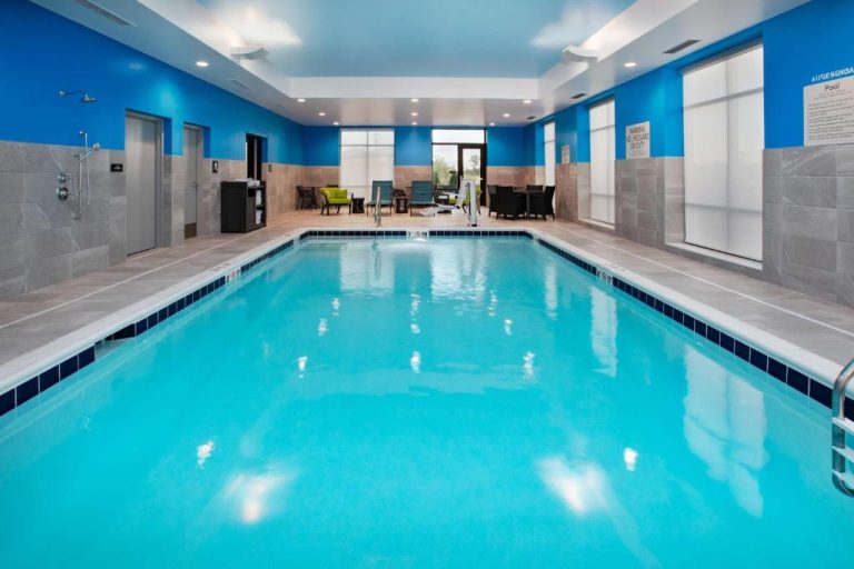 Piscina interior climatizada del Hampton Inn & Suites Indianapolis South Greenwood con paredes azules