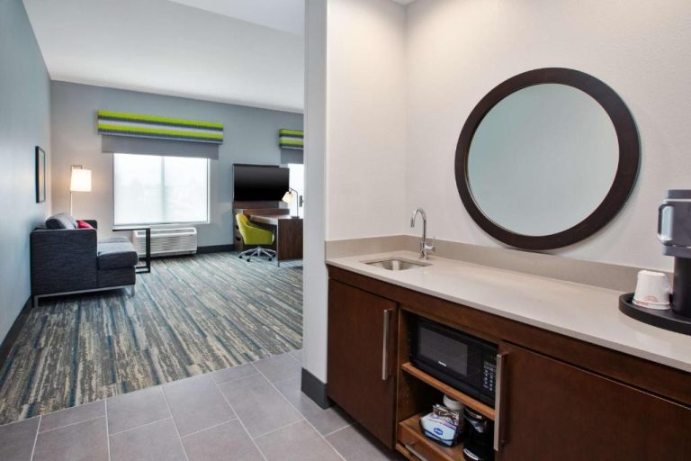 Suite con kitchenette, microondas y sala de estar en Hampton Inn & Suites Indianapolis South Greenwood