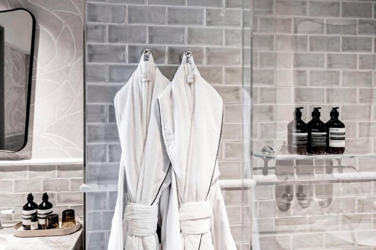 Albornoces blancos y amenities Aesop en el baño del The Grand National Hotel by Saint Peter