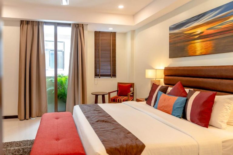 Habitación doble de lujo con cama king size y decoración moderna en The Somerset Hotel