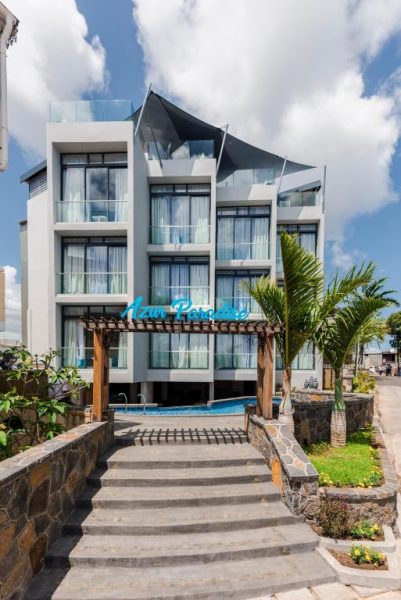 Fachada moderna del Azur Paradise Hotel & Rooftop Bar con piscina exterior y jardín tropical