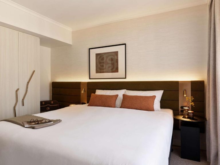 Habitación doble de lujo con cama king size y cabecero tapizado en Adina Apartment Hotel Sydney Town Hall