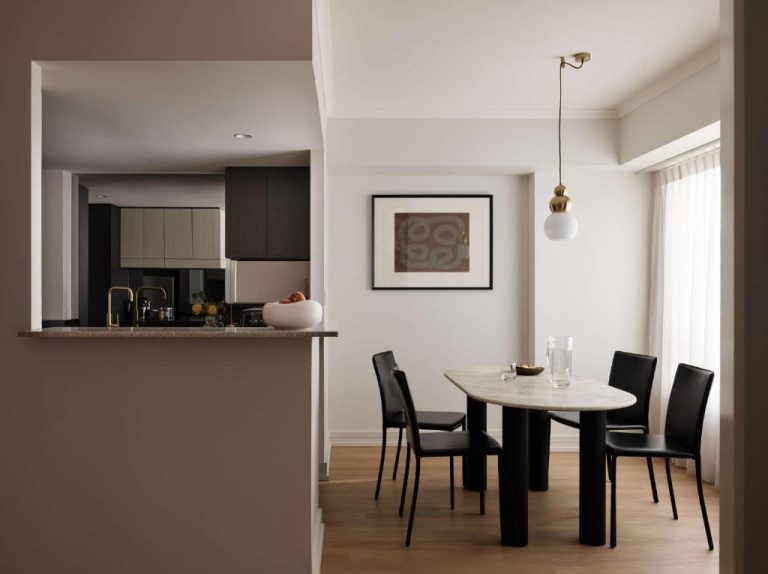 Comedor moderno con mesa de mármol y cocina integrada en Adina Apartment Hotel Sydney Town Hall