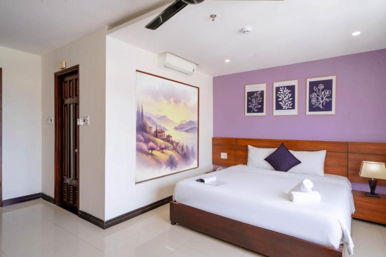 Habitación doble con pared púrpura y pintura paisajista en Quoc Cuong Hotel Danang by Haviland