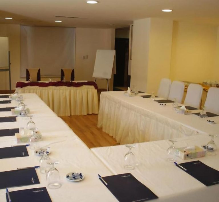 Sala de reuniones en forma de U con mesas equipadas en el Golden Lotus Hotel Aqaba