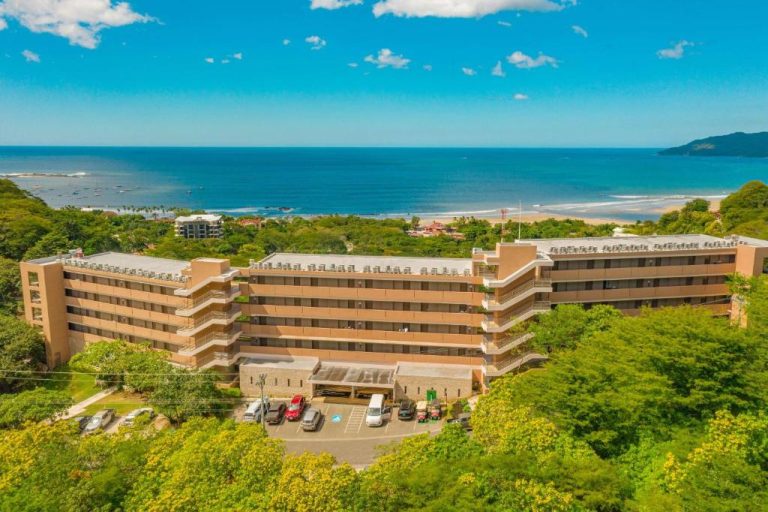 Vista aérea del Wyndham Tamarindo con edificio principal y playa al fondo en Costa Rica