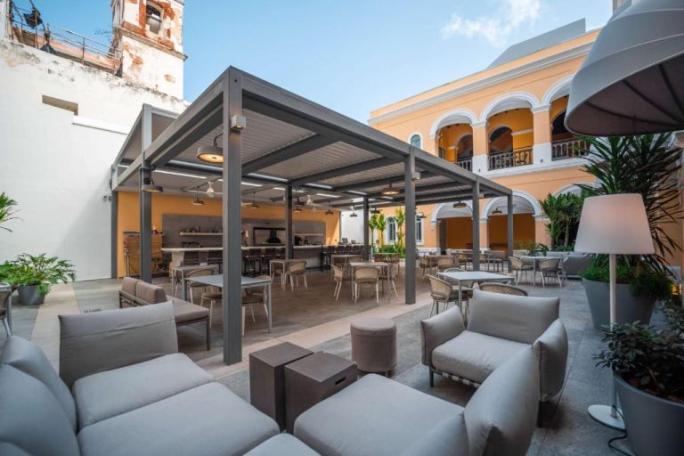 Terraza exterior con zona lounge y restaurante del Palacio Provincial San Juan, Adults Only Curio Collection by Hilton