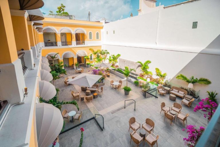 Patio interior con terraza y jardines del Palacio Provincial San Juan Adults Only Curio Collection by Hilton