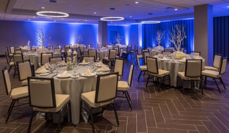Salón de banquetes con iluminación azul y mesas elegantes del Hilton Tampa Downtown