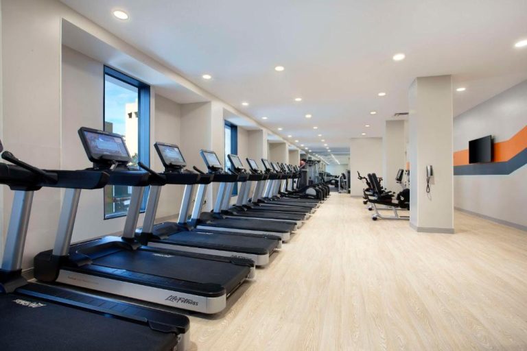 Gimnasio moderno con cintas de correr Life Fitness en el Hilton Tampa Downtown