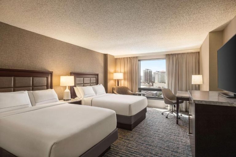 Habitación doble con dos camas y vistas a la ciudad en el Hilton Tampa Downtown