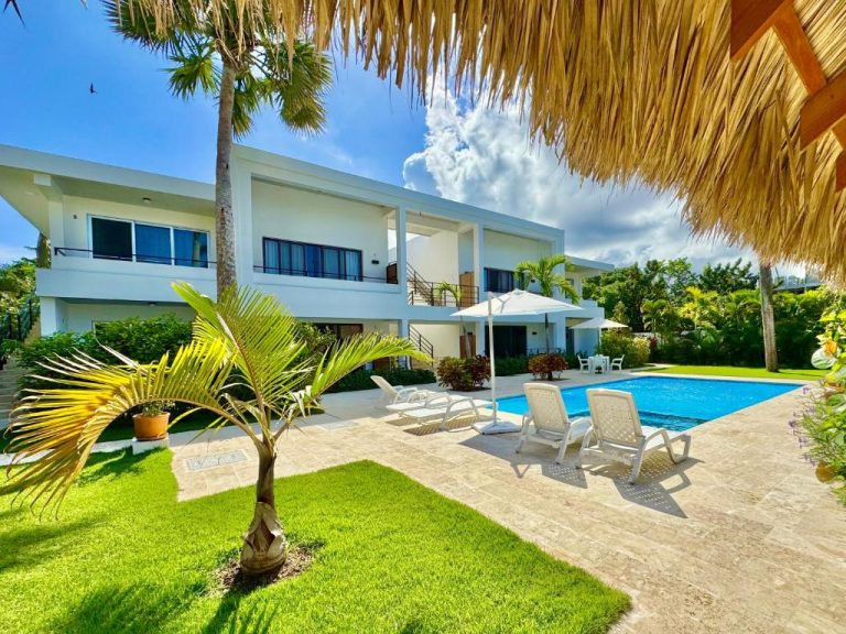 Piscina exterior con tumbonas y jardín tropical del La Curadiña Encuentro Surf Hotel en República Dominicana