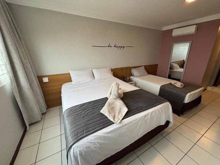 Habitación doble con dos camas y aire acondicionado en Flat Vista Mar Ponta Negra Natal