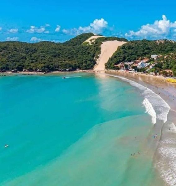 Vista aérea de la playa de Ponta Negra con aguas turquesas y dunas en Natal, cerca del Flat Vista Mar