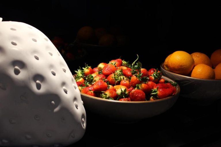 Buffet de frutas frescas con fresas y naranjas del Bonnie City Hotel