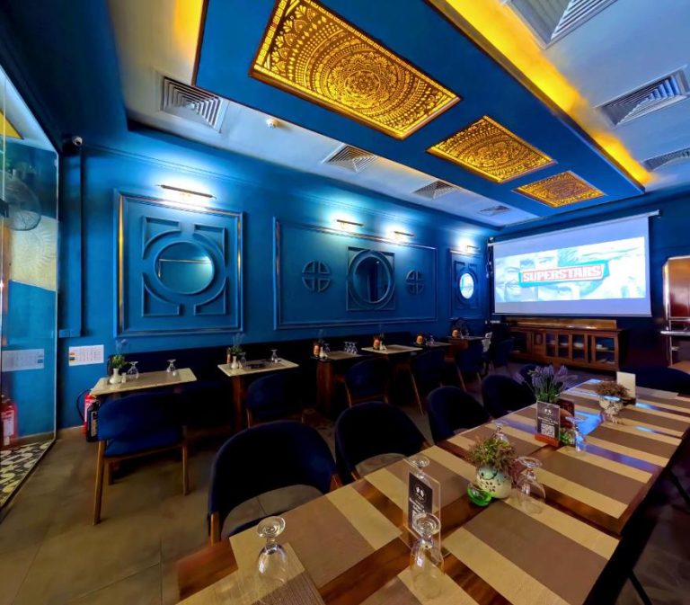 Restaurante elegante con paredes azules y techo dorado ornamental en Fairway Colombo, Sri Lanka
