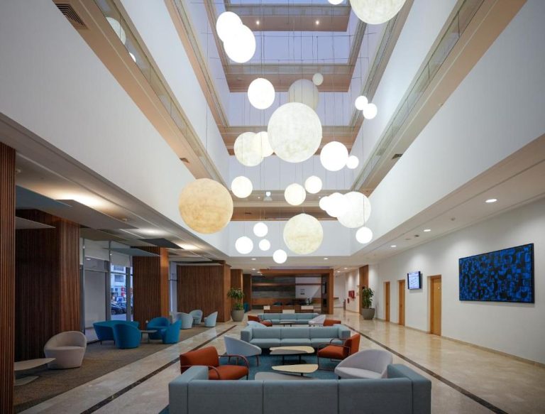 Amplio lobby del Hotel Zephyr Agadir con lámparas esféricas colgantes y zona de descanso moderna