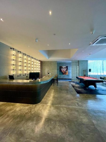 Recepción moderna con mesa de billar y arte mural en BaBa Boutique House Langkawi