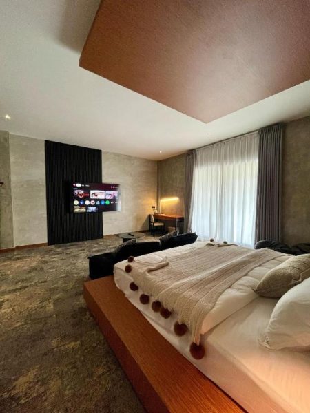 Habitación superior con cama king size y televisión en BaBa Boutique House Langkawi