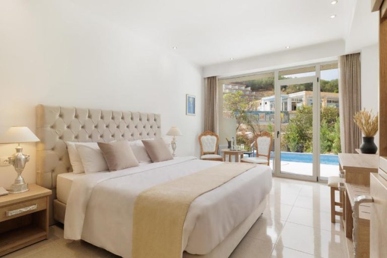 Habitación doble de lujo con cama king y terraza con vistas a la piscina en Mythos Panorama Adults Only