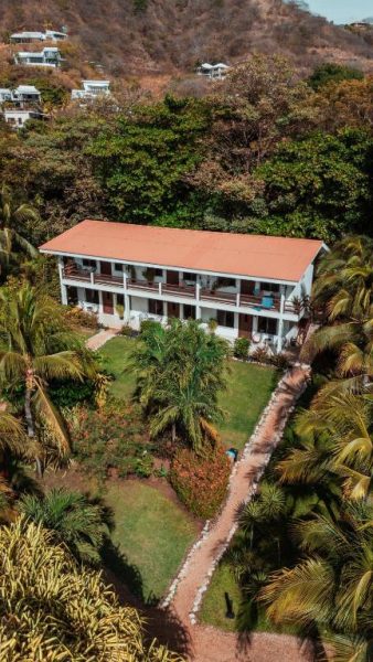 Vista aérea del Villa Del Sol Boutique Hotel rodeado de palmeras y jardines tropicales