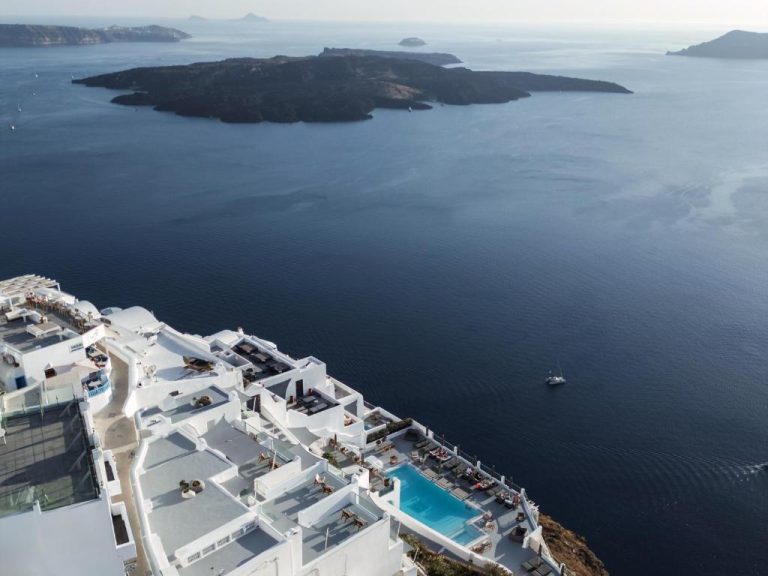 Vista aérea de la piscina infinita de Belvedere Suites con vistas a la caldera de Santorini