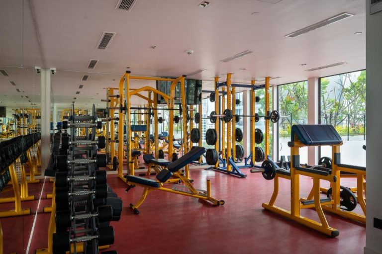 Gimnasio completamente equipado con máquinas de pesas y mancuernas del Granbell Hotel Colombo