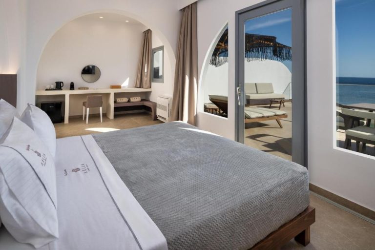 Habitación doble con terraza y vistas al mar en el hotel Aelia Thalassa, decoración mediterránea