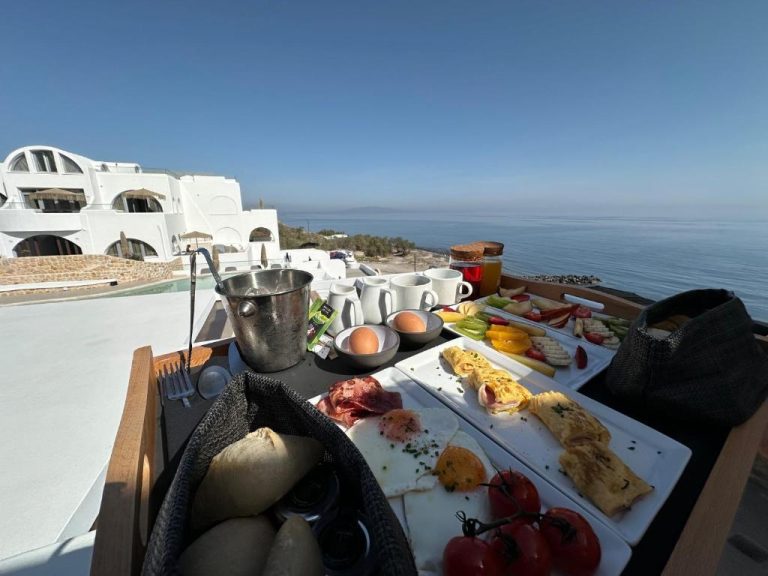 Desayuno con vistas al mar en la terraza del Hotel Aelia Thalassa en Santorini