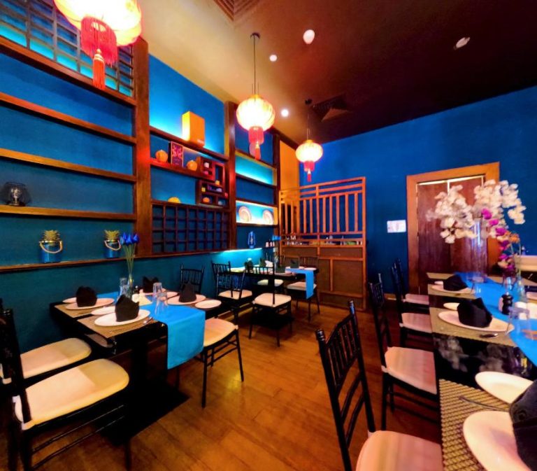 Restaurante del Fairway Colombo con decoración asiática, linternas rojas y paredes azules en Sri Lanka