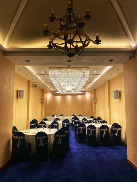 Salón de banquetes y eventos del Fairway Colombo con mesas redondas y elegante araña de cristal