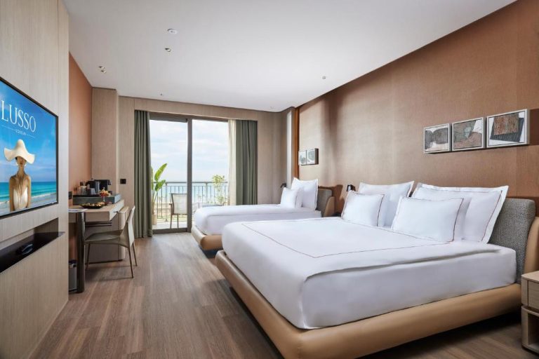 Habitación doble con dos camas y vistas al mar en el hotel Lusso Sorgun con balcón