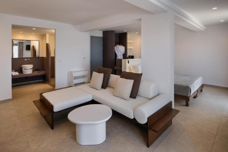 Suite con salón moderno y zona de dormitorio separada en el hotel Aelia Thalassa