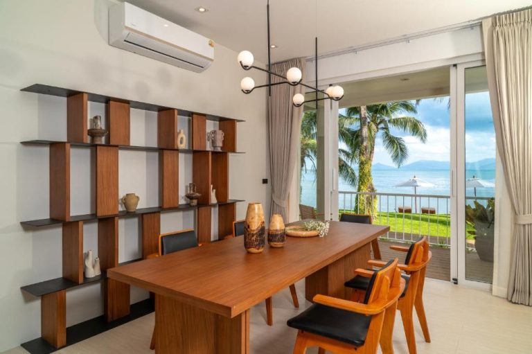 Comedor elegante con vista al mar y palmeras en Baan Bophut Beach Hotel Samui