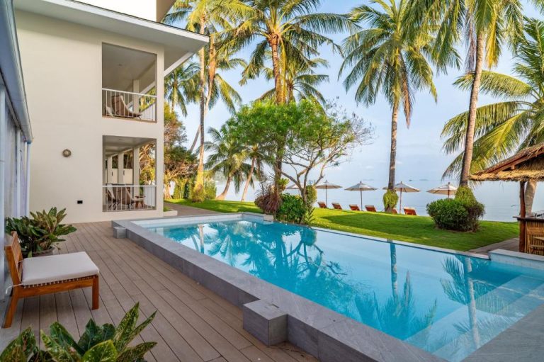 Piscina privada con terraza de madera y vistas al mar en Baan Bophut Beach Hotel Samui