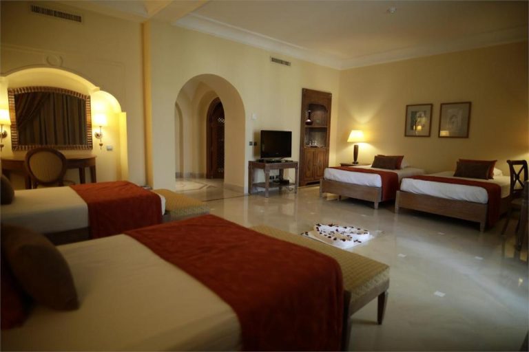 Habitación triple de lujo con camas individuales y decoración árabe en Hasdrubal Prestige Thalassa Djerba