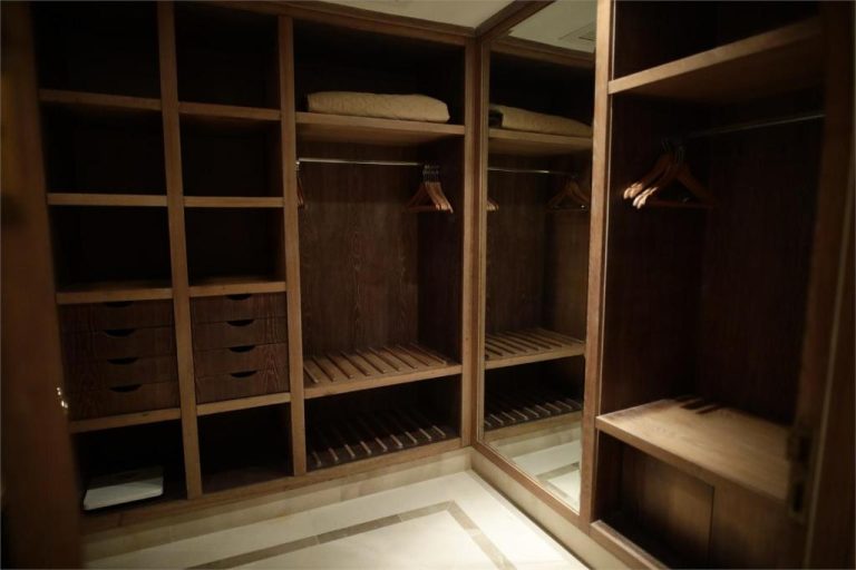 Vestidor de madera con cajones y perchas en suite del Hasdrubal Prestige Thalassa & Spa Djerba