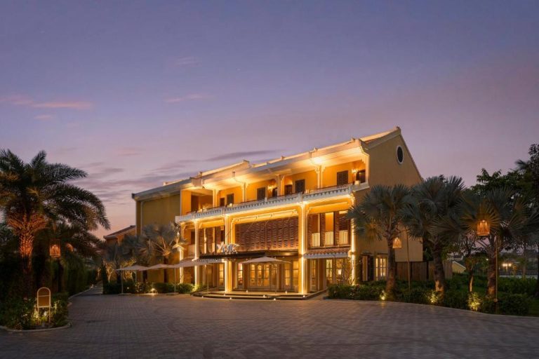 Fachada exterior iluminada del Moire Hoi An Vignette Collection by IHG al atardecer