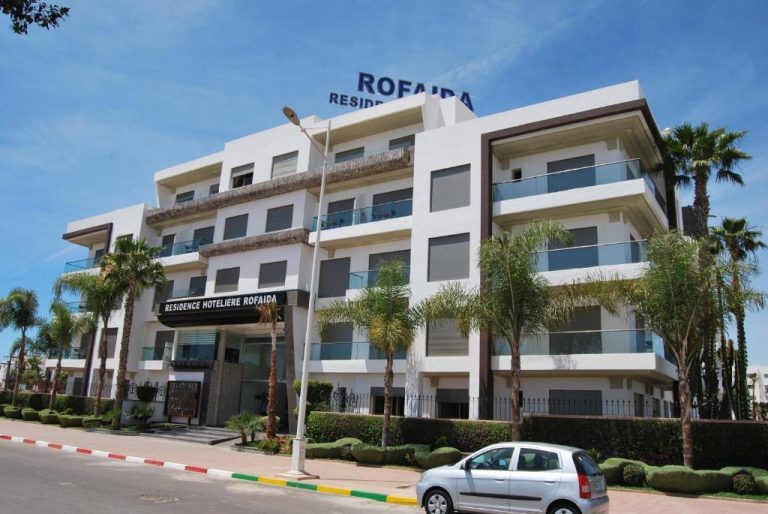 Fachada exterior del Rofaida Appart'Hotel con palmeras y balcones acristalados