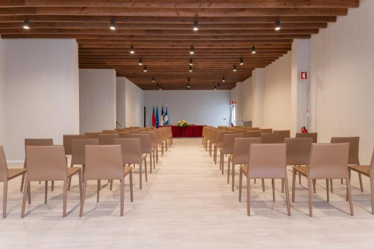 Sala de conferencias con sillas y mesa de ponentes en Hotel Verde Mar & SPA