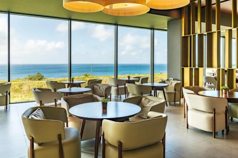 Restaurante del Hotel Verde Mar & SPA con mesas modernas y vistas panorámicas al océano desde ventanales