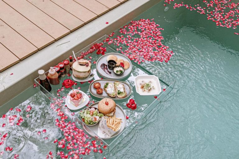 Desayuno flotante con pétalos de rosa en la piscina del Timber Society Boutique Hideaway