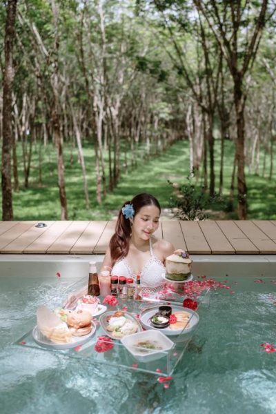 Desayuno flotante en la piscina privada rodeada de naturaleza en Timber Society Boutique Hideaway